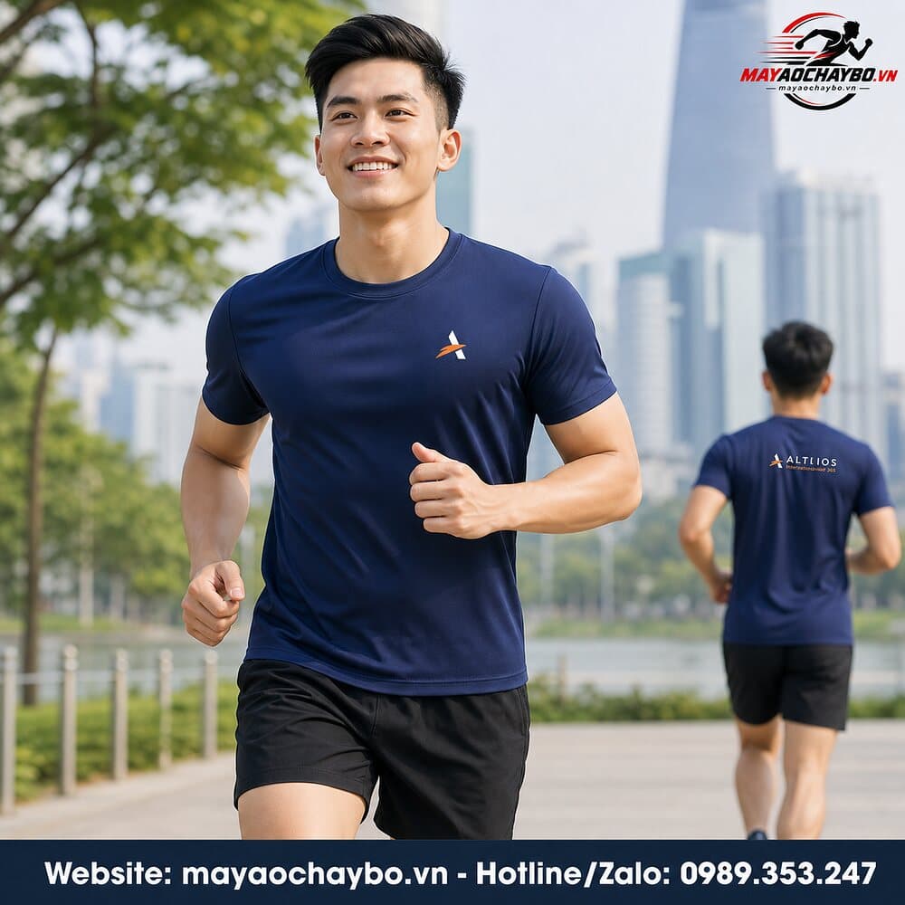 Áo chạy bộ ALTIIOS màu xanh navy trên người mẫu nam