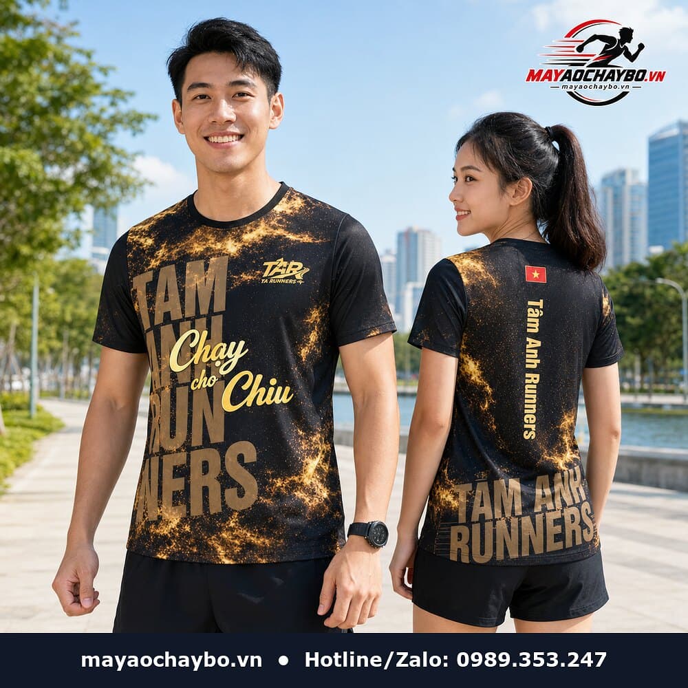 Người mẫu mặc áo chạy bộ Tâm Anh Runners đen vàng