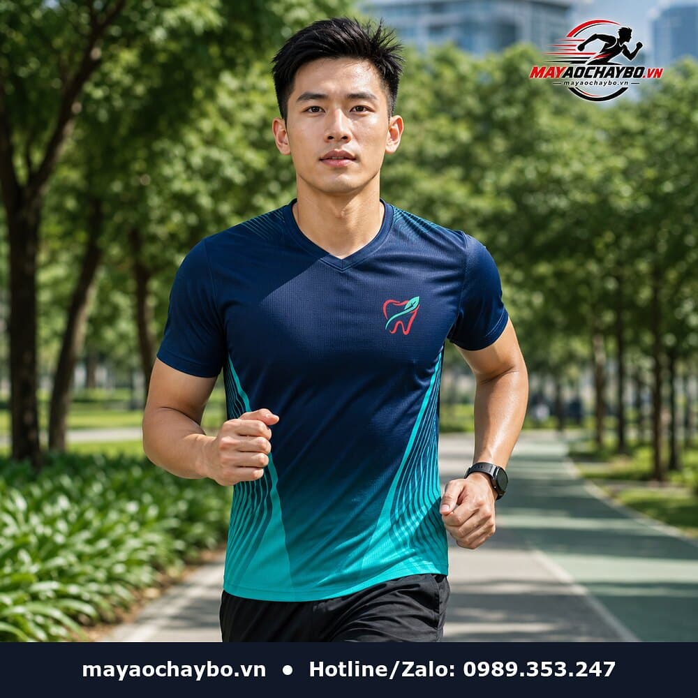 Người mẫu mặc áo chạy bộ Tuấn Dân xanh dương đậm