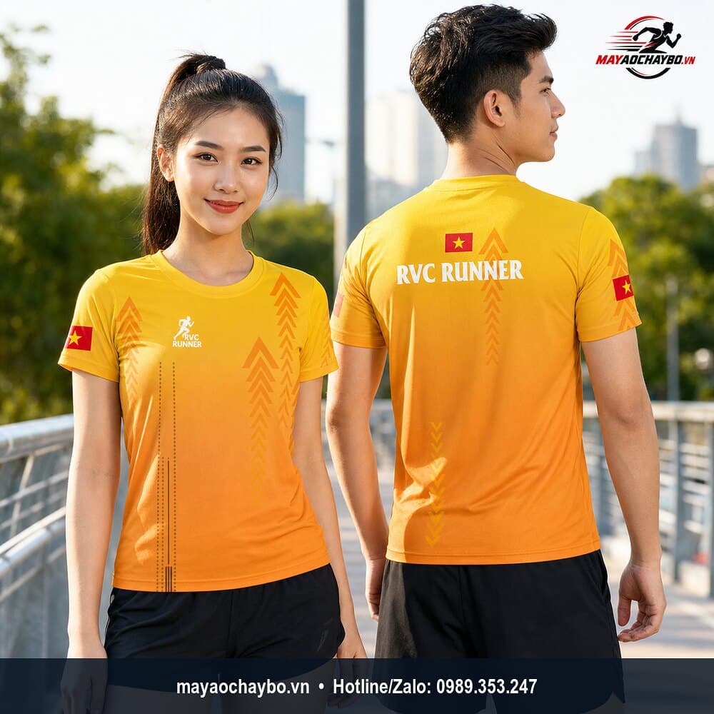 Nam nữ mặc áo chạy bộ RVC Runner vàng cam, hiển thị mặt trước và mặt sau
