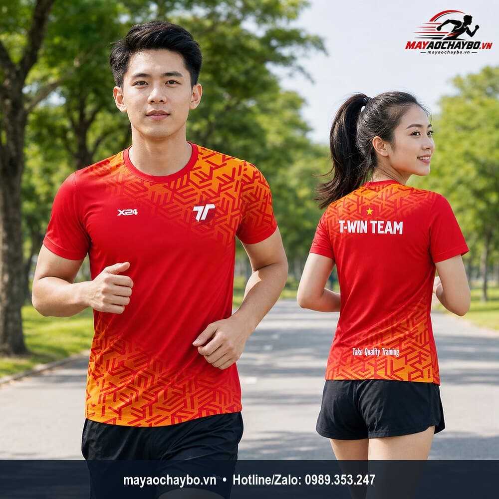 Nam nữ mặc áo chạy bộ T-Win Team đỏ vàng, hiển thị mặt trước và mặt sau