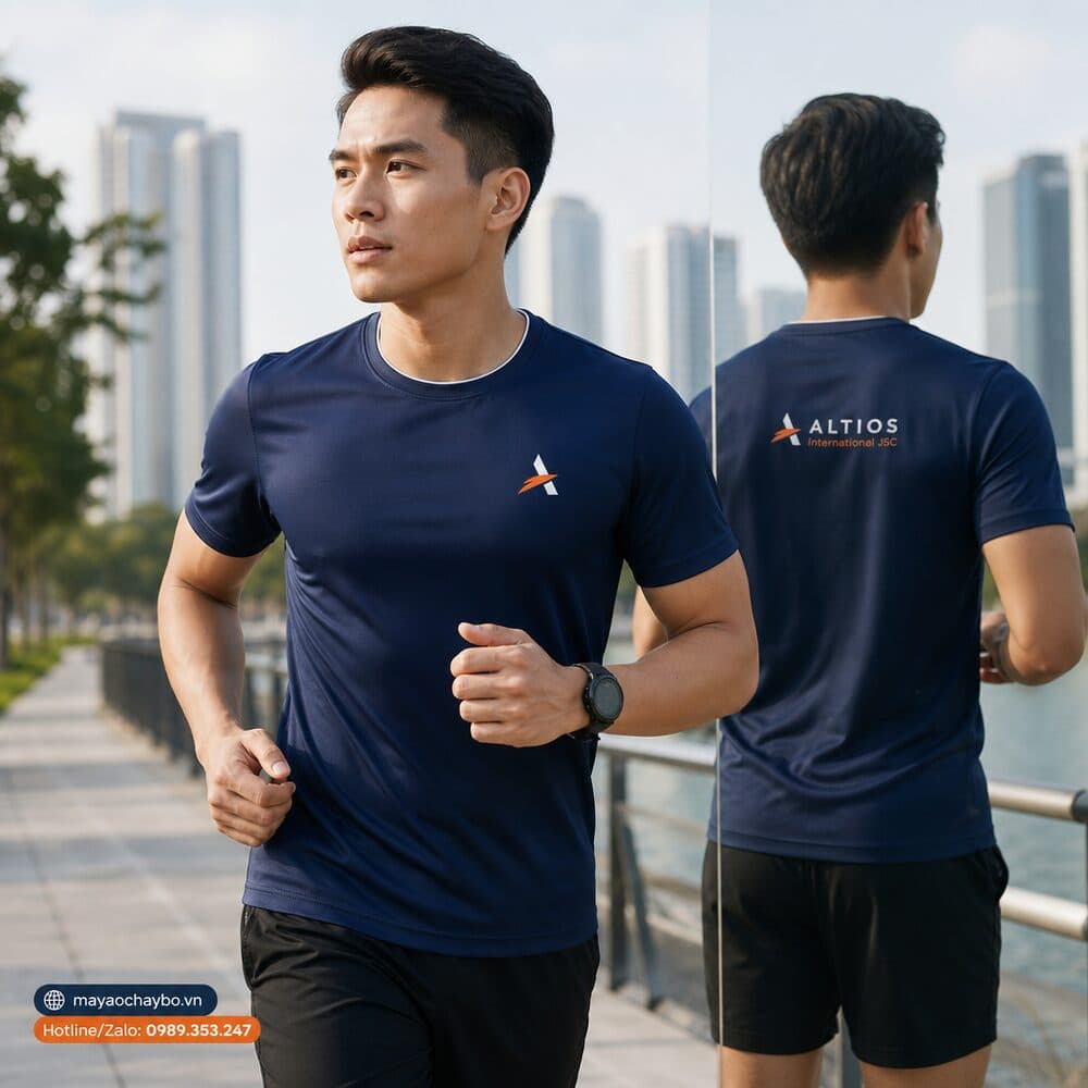 Người mẫu mặc áo chạy bộ Altios navy shirt with orange logo