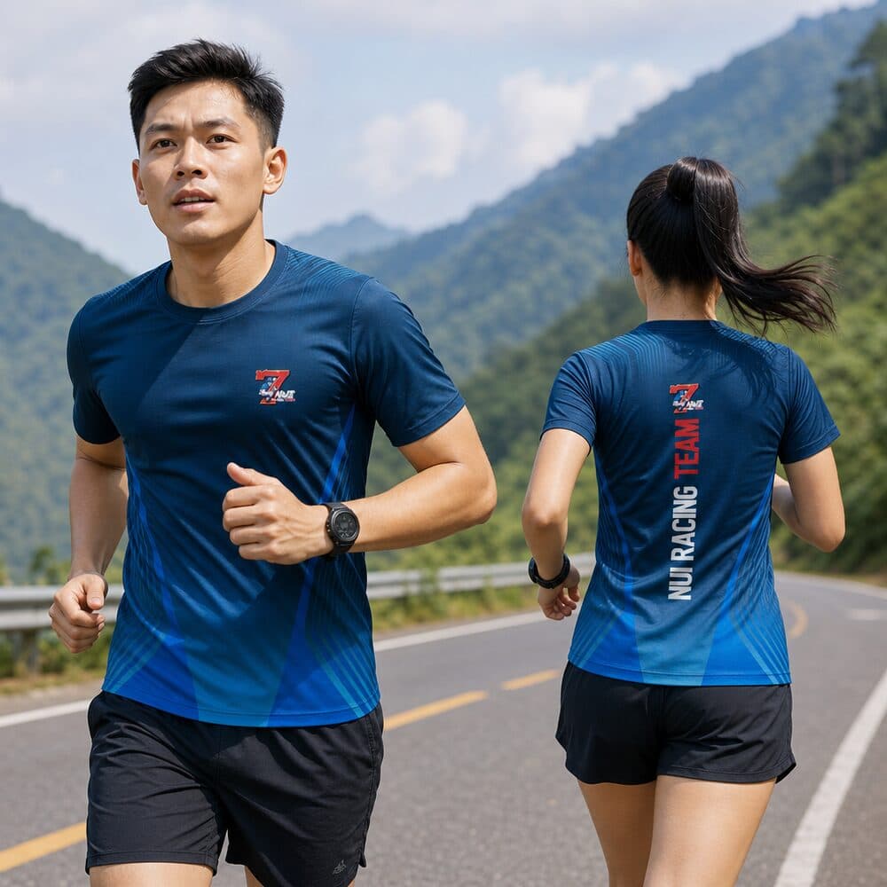 Người mẫu mặc áo chạy bộ Nui Racing Team blue shirt