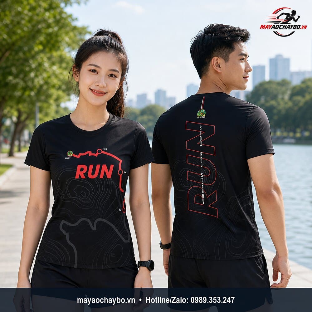Áo chạy bộ Turtle Team đen đỏ trên người mẫu nam nữ, hiển thị mặt trước và mặt sau