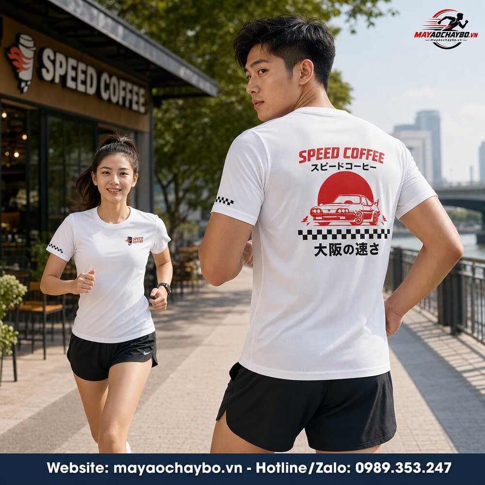Áo chạy bộ Speed Coffee màu trắng trên người mẫu nam nữ, hiển thị hình in mặt sau