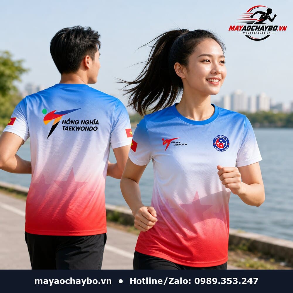 Người mẫu mặc áo chạy bộ Hồng Nghĩa Taekwondo xanh đỏ