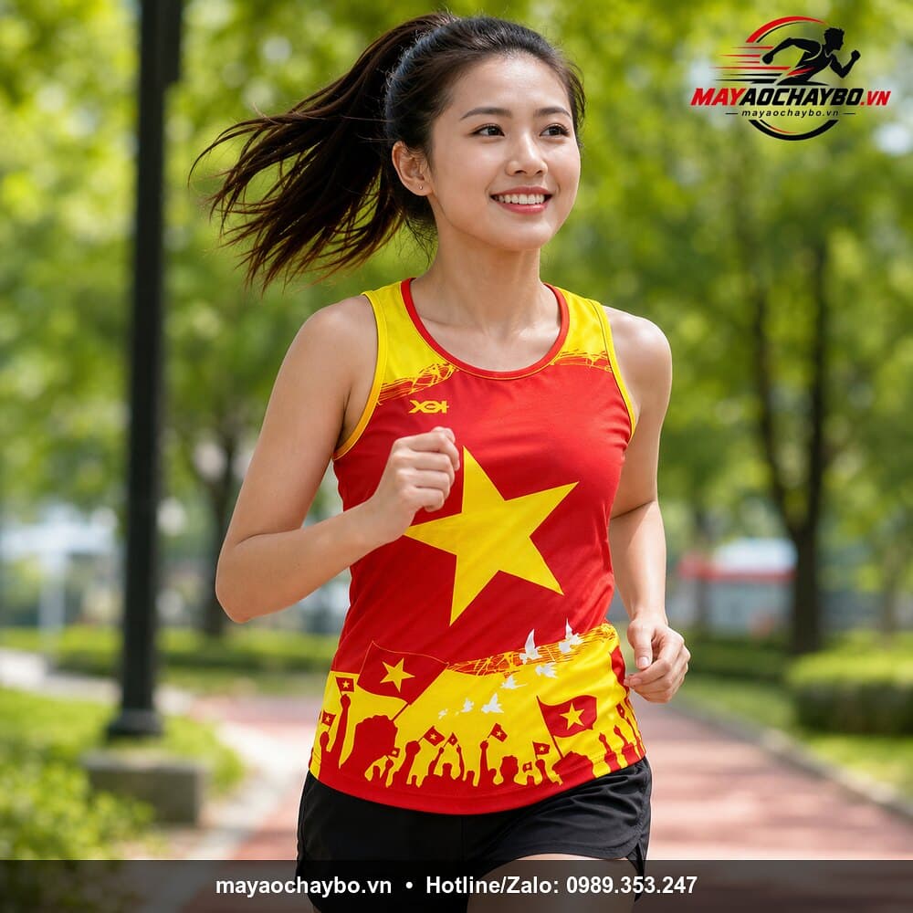 Ảnh người mẫu mặc Áo Chạy Bộ Sao Vàng – Màu Đỏ Tự Hào Dân Tộc