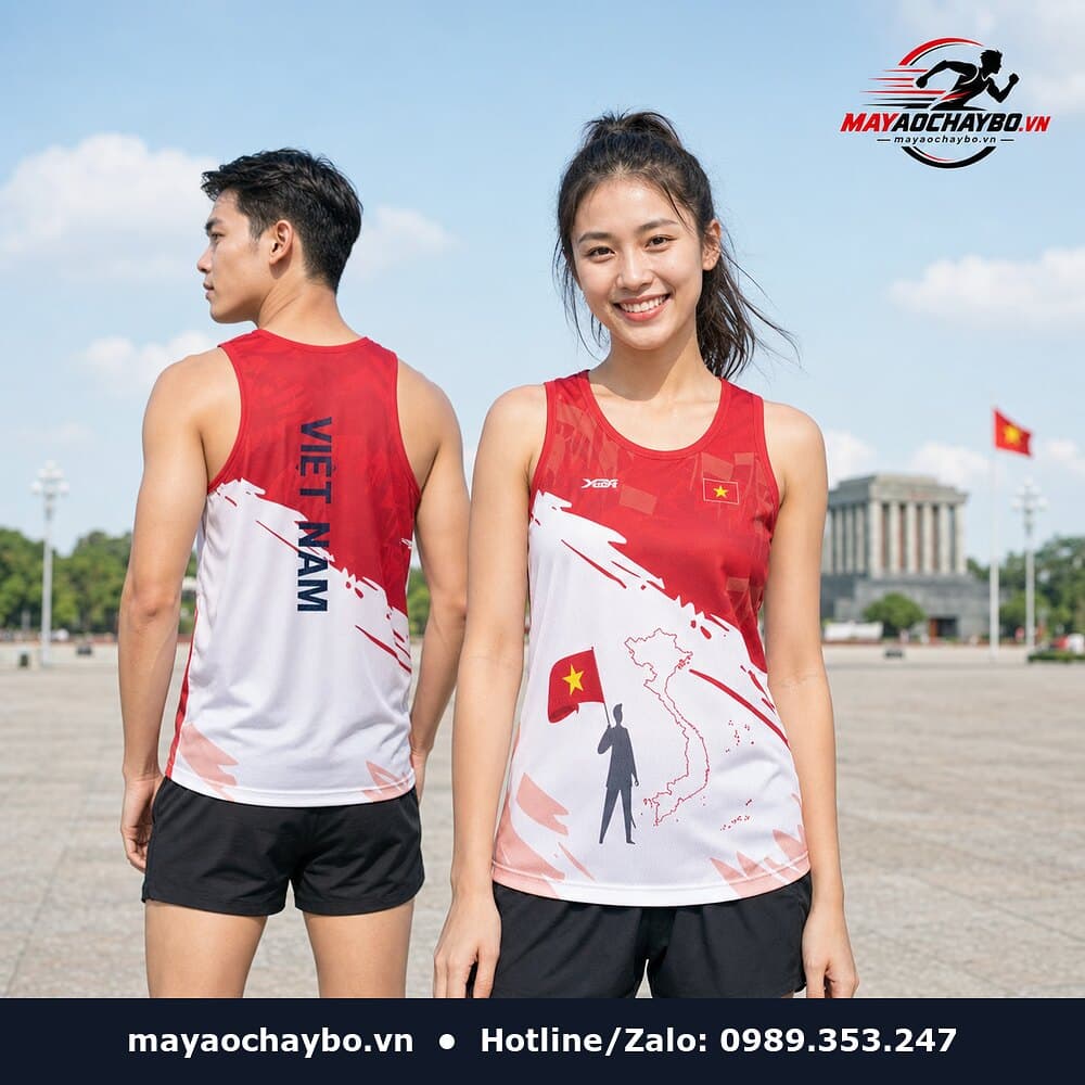Người mẫu mặc áo chạy bộ Hành Trình Việt đỏ trắng
